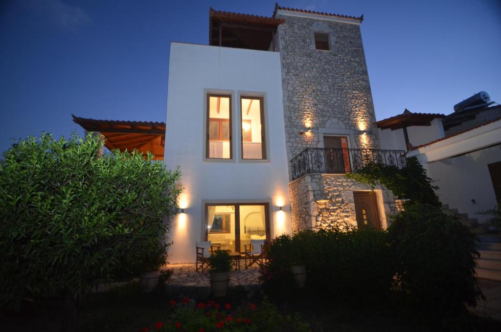 Stone Tower Retreat, Oasis of Peace - Housity