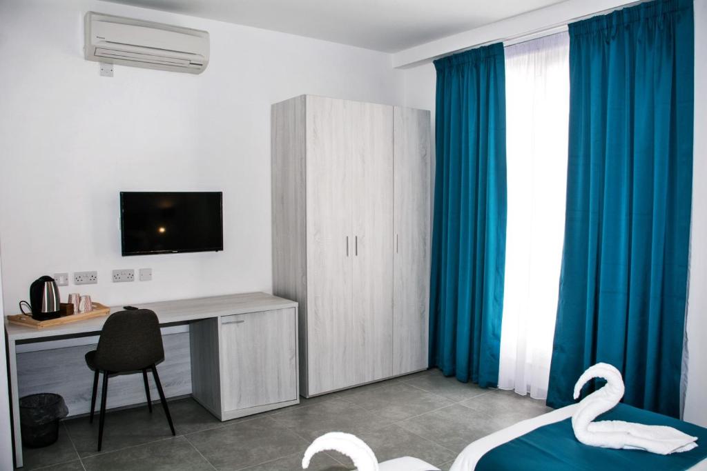 TV a/nebo společenská místnost v ubytování Fisherman's Cove Guesthouse