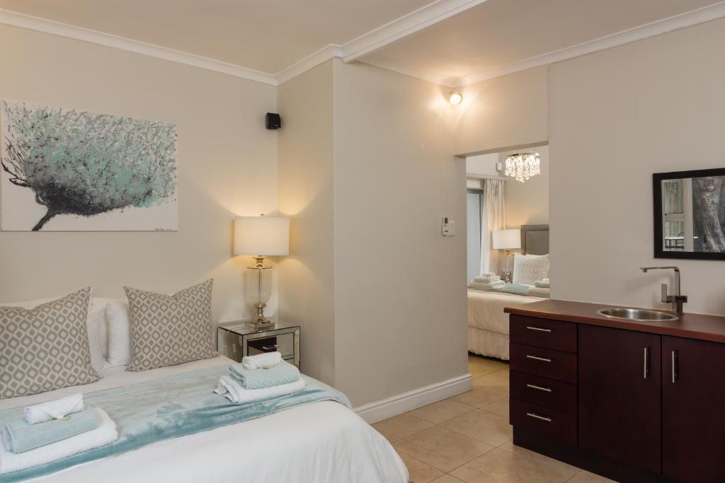 Island Way Villa - Large Family Room