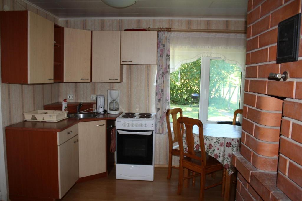 Kuchyň nebo kuchyňský kout v ubytování Kihnu Kuraga Homestay