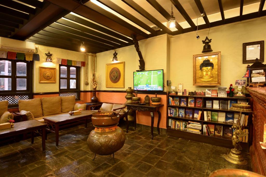 TV a/nebo společenská místnost v ubytování Kasthamandap Boutique Hotel