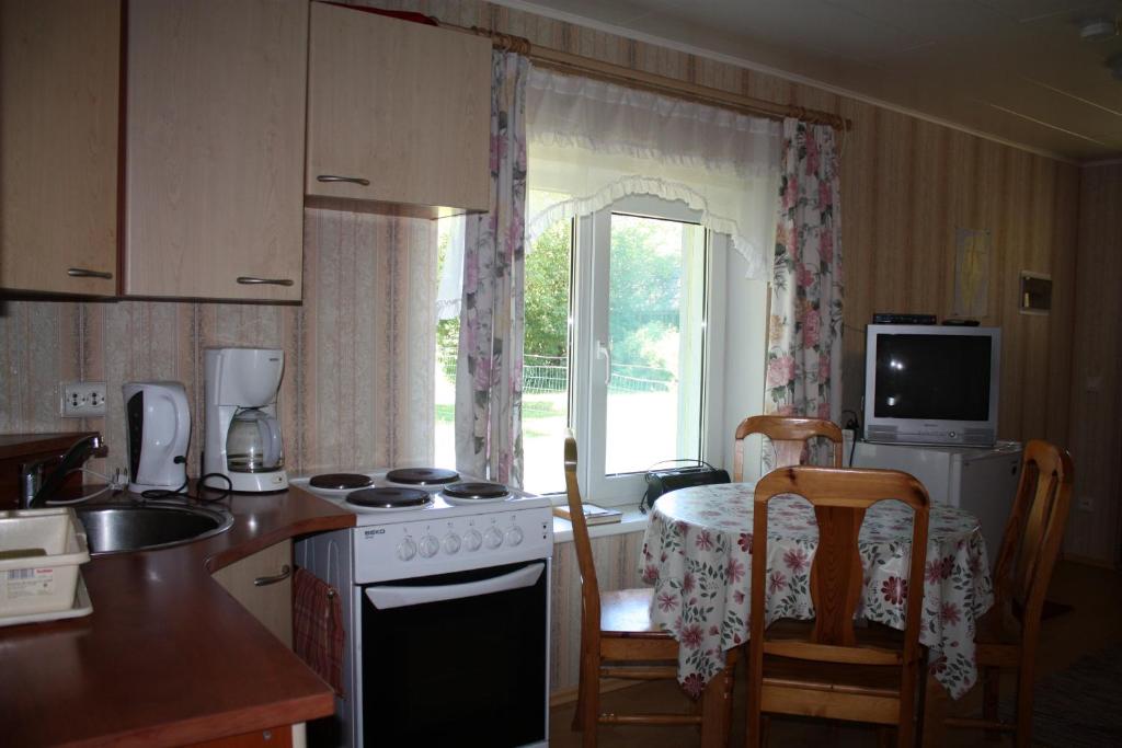 Kuchyň nebo kuchyňský kout v ubytování Kihnu Kuraga Homestay