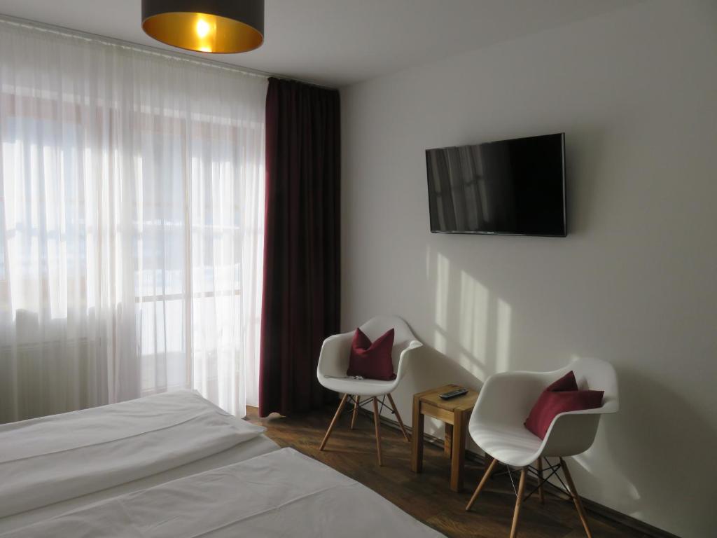 Postel nebo postele na pokoji v ubytování Hotel Garni Schlossblick