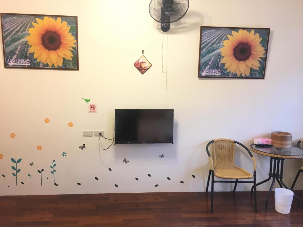 TV a/nebo společenská místnost v ubytování Chin Shan B&B