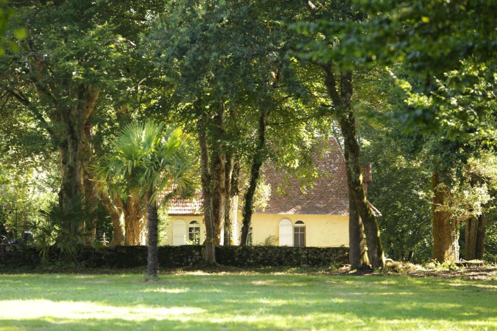 un gruppo di alberi di fronte a una casa di La Chapelle du Chateau Gîte a Pouillon