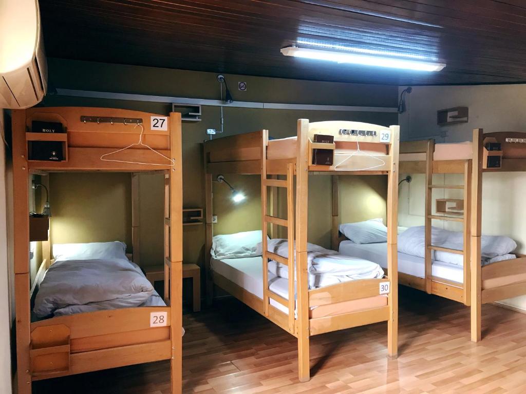 Postel nebo postele na pokoji v ubytování Envoy Hostel and Tours