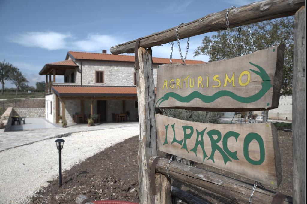 um sinal que lê aguedo em frente a uma casa em Agriturismo Il Parco em Nusco