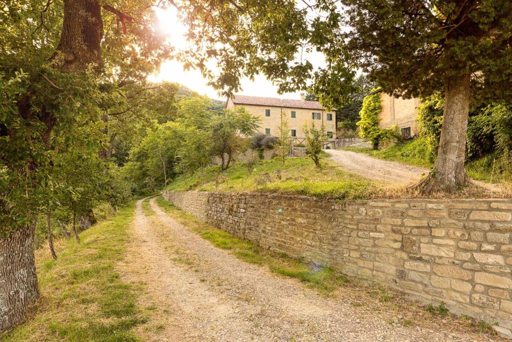 un camino de tierra junto a una pared de piedra en Agriturismo L'Antico Frutto, en Premilcuore