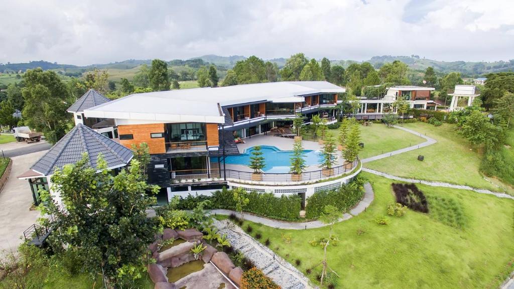 una vista aérea de una casa con piscina en Phumok Village Khao Kho en Khao Kho