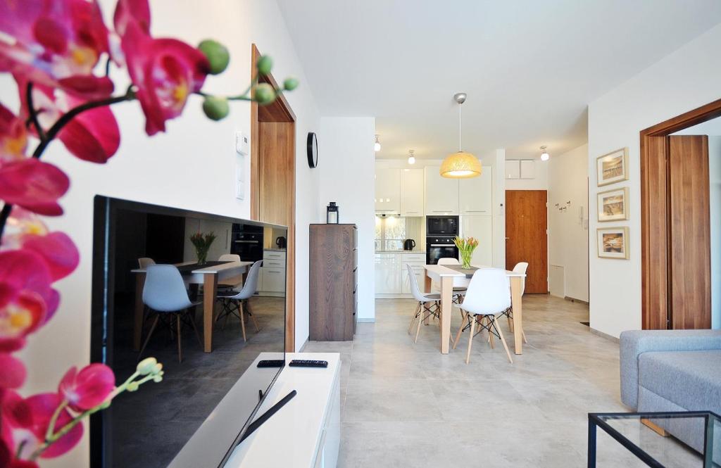 a living room with a couch and a table at Dwie Sosny Apartament 38 - Perła in Ustronie Morskie