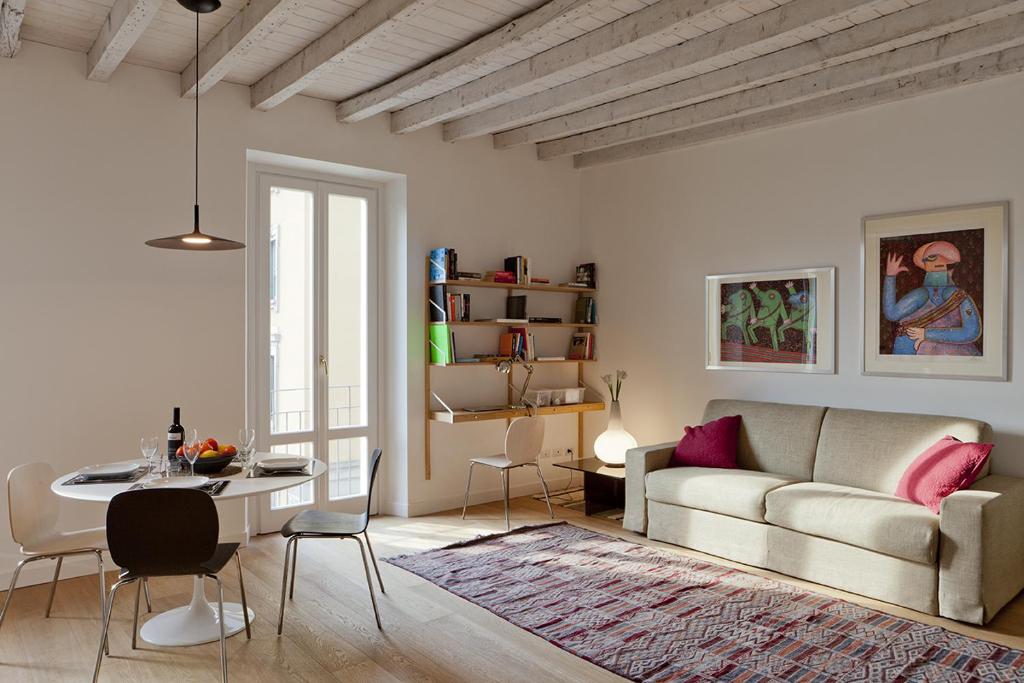 ein Wohnzimmer mit einem Sofa und einem Tisch in der Unterkunft Parco Sempione in Mailand