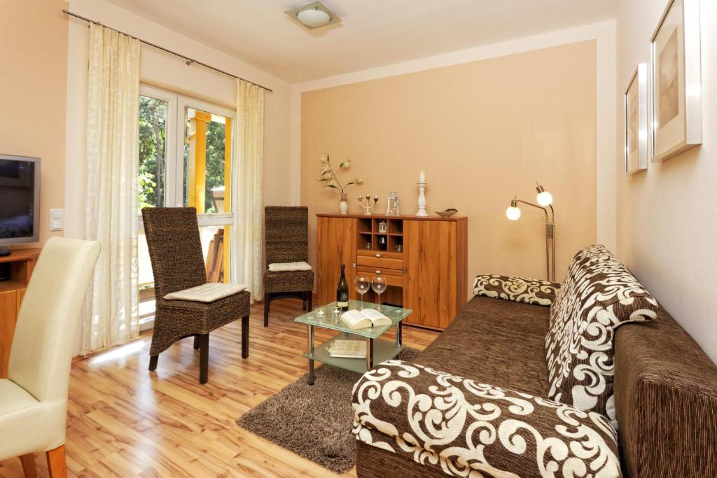 a living room with a couch and a table at Ferienwohnung Seestraße in Zempin