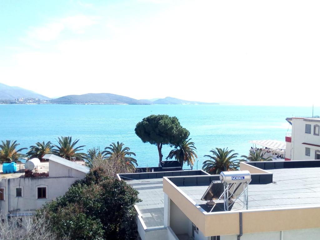 ein Gebäude mit Meerblick in der Unterkunft Delfin Apartments in Sarandë