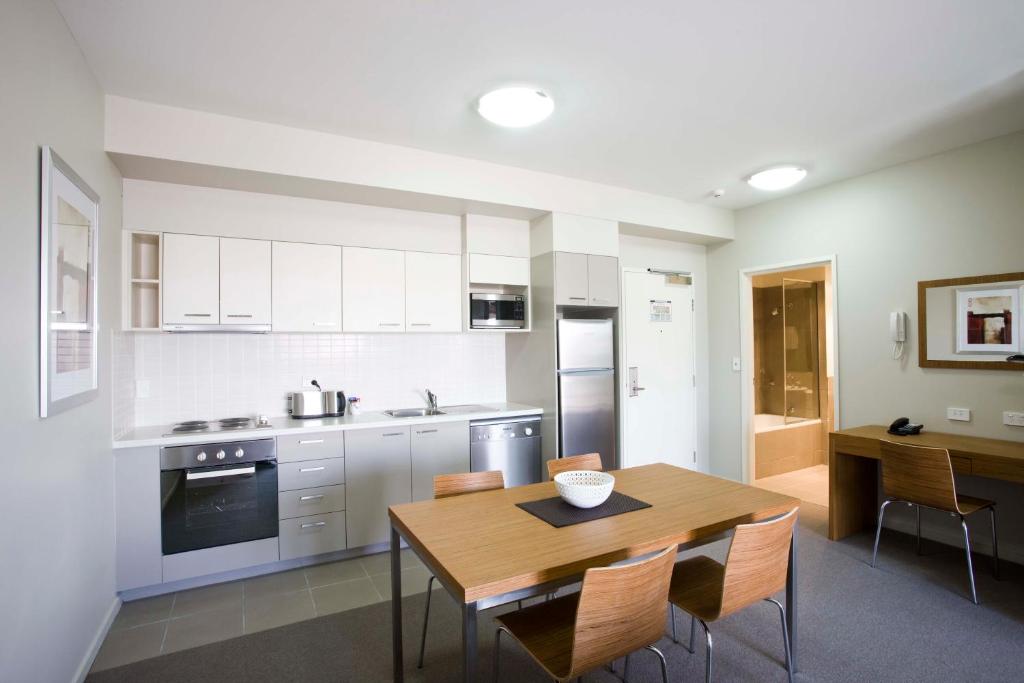 Kuchyň nebo kuchyňský kout v ubytování Gladstone Downtown Central Apartment Hotel Official