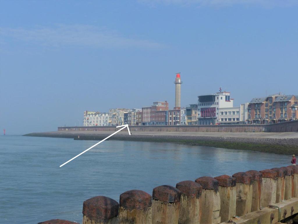 een wit object in het water naast een rivier bij Bellevue Boulevard 32 in Vlissingen