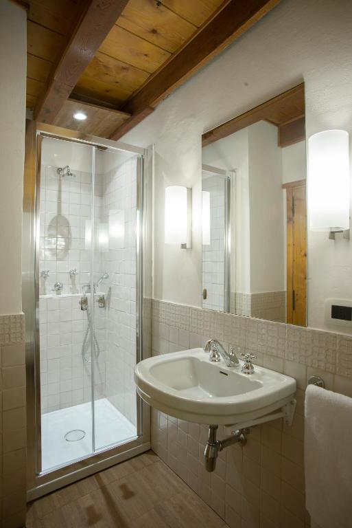 Koupelna v ubytování Albergo Ristorante Bucaneve