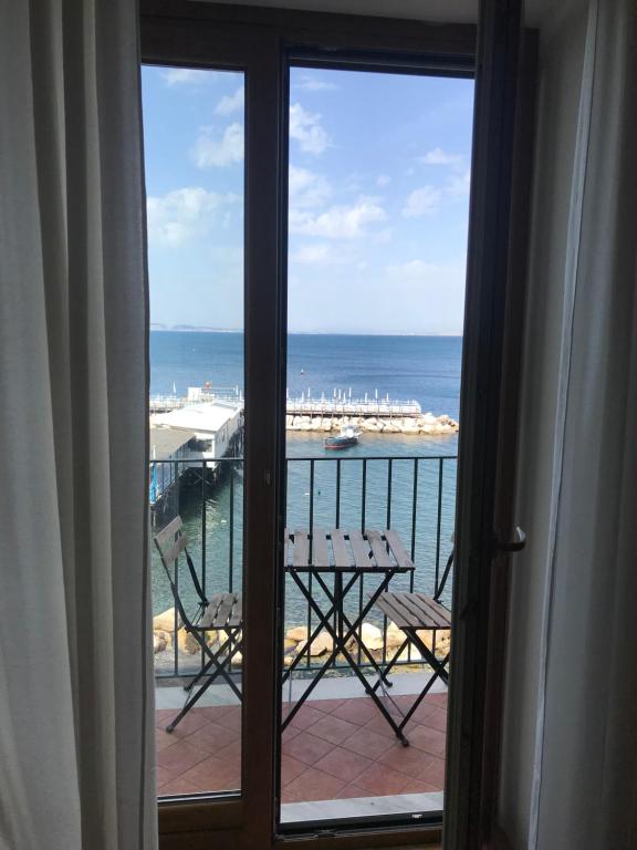 ソレントにあるFisherman House - Sorrento Coastのバルコニー付きの客室から海の景色を望めます。