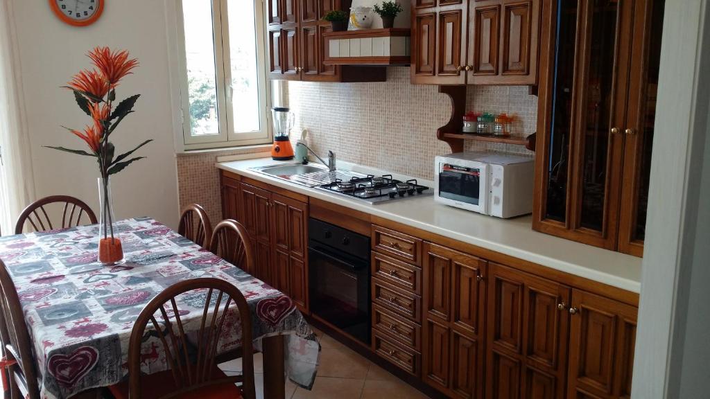 Kuchyňa alebo kuchynka v ubytovaní Casa Donna Rosaria tra Etna e Taormina