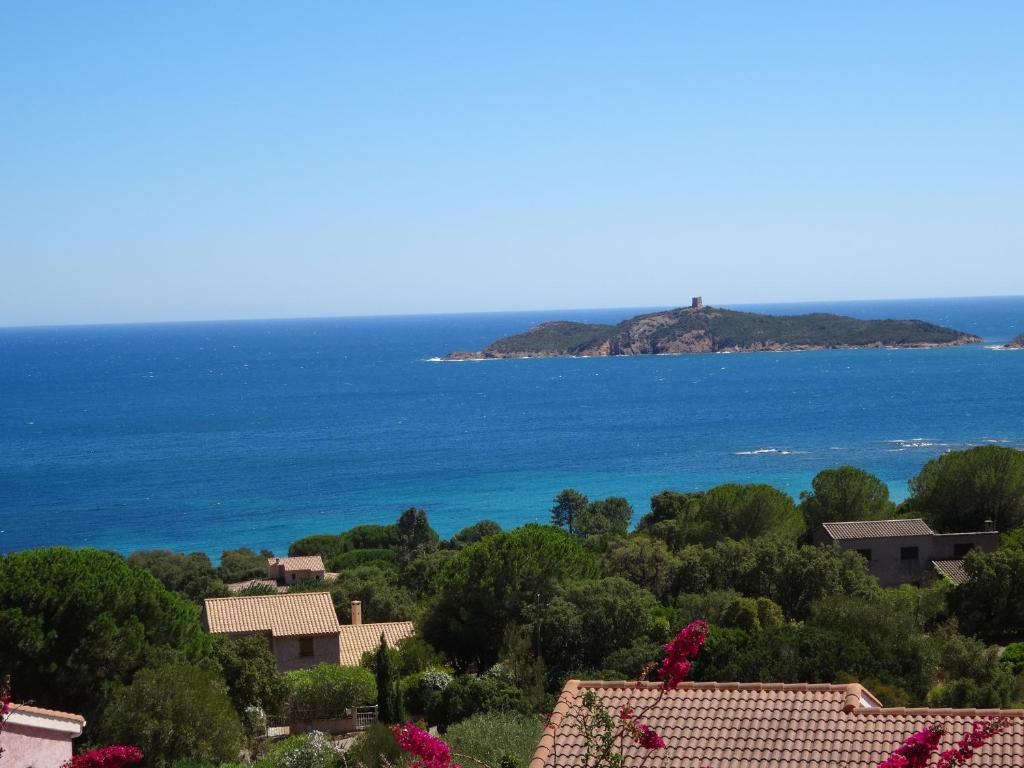 uma vista para o oceano e uma aldeia em Residence Monte Cristo em Sainte-Lucie de Porto-Vecchio