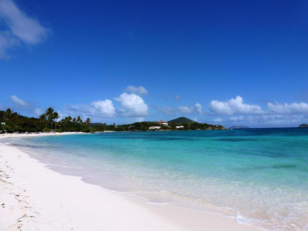 vista su una spiaggia con acqua turchese di Sapphire Beach Resort and Marina a East End