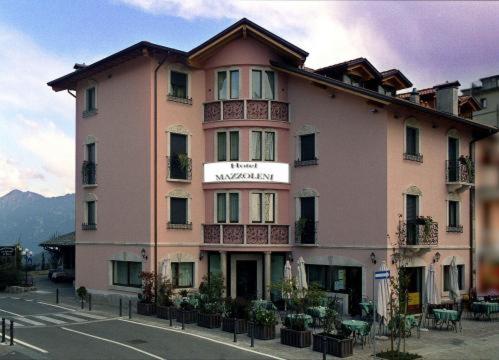 Nespecifikovaný výhled na hory nebo výhled na hory při pohledu z hotelu