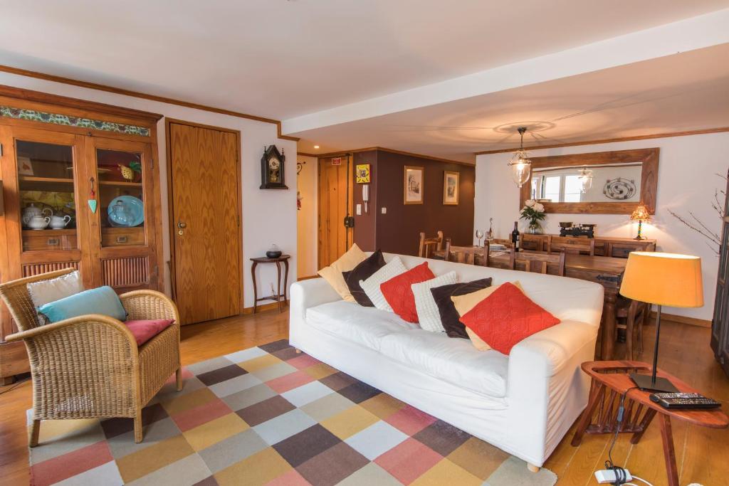 リスボンにあるCosy Alfamaのリビングルーム(白いソファ、カラフルな枕付)