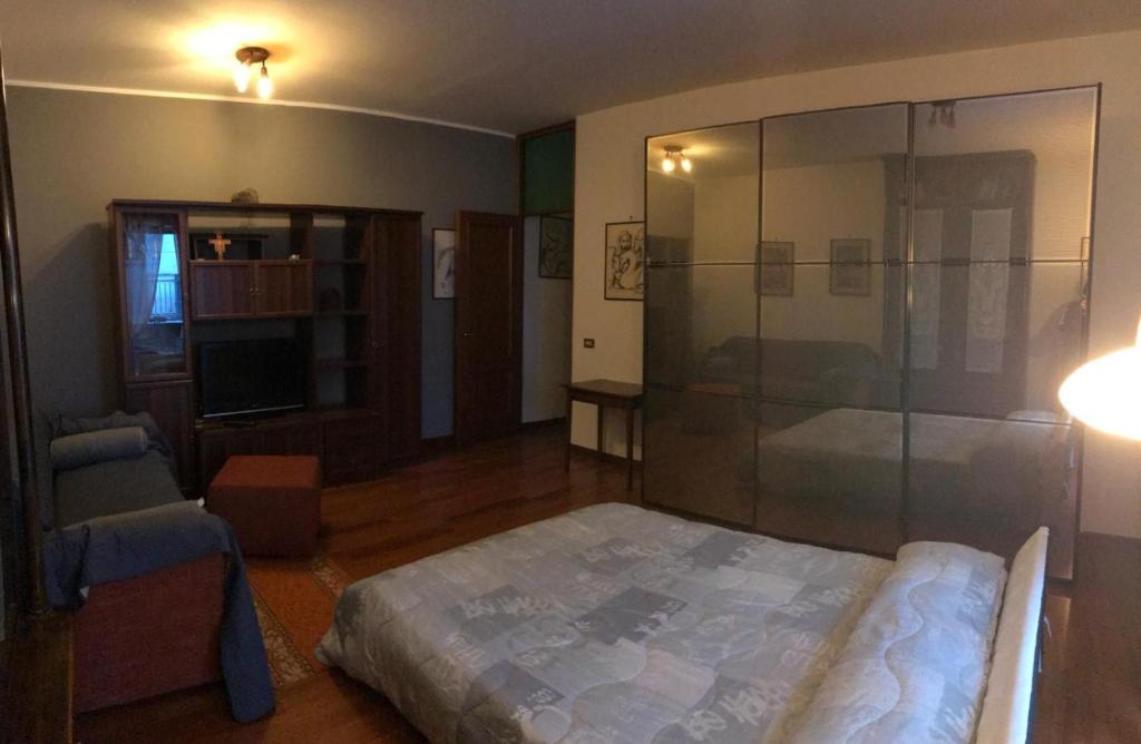 Schlafzimmer mit einem Bett und einer Glaswand in der Unterkunft La Casa delle Lodole in Monreale