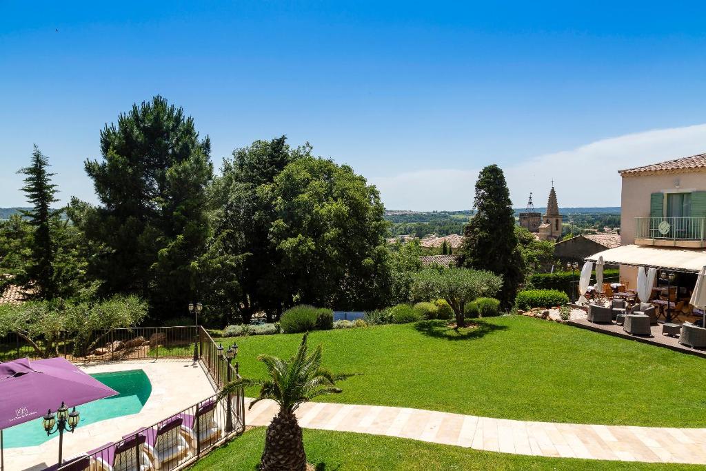 Bazén v ubytování Hotel Restaurant Le Clos De Pradines nebo v jeho okolí