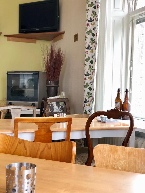 TV a/nebo společenská místnost v ubytování Järnvägshotellet