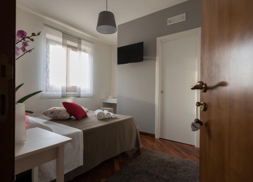 sypialnia z łóżkiem, oknem i drzwiami w obiekcie Ellebì B&B w mieście Montone