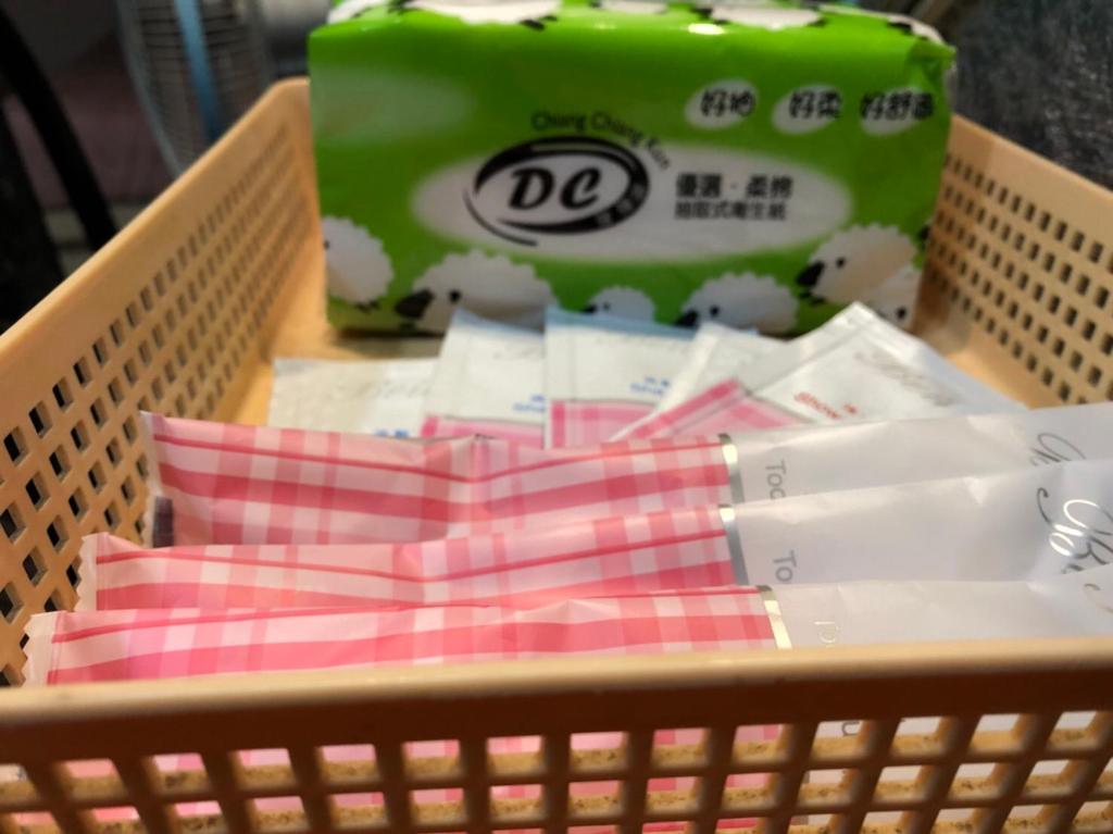a basket filled with pink and white packets at Ya Shi Deng Hotel in Jiaoxi