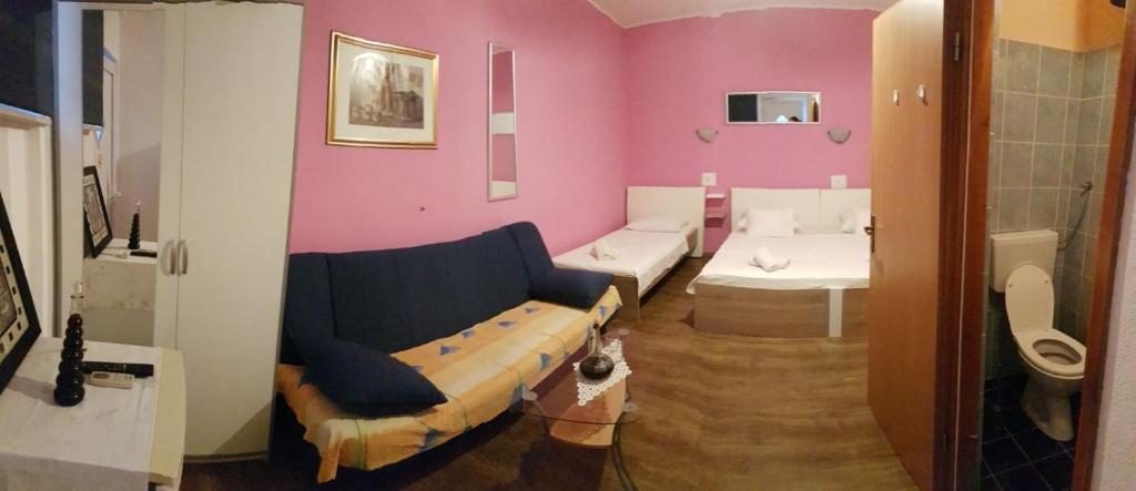 ein Wohnzimmer mit einem Sofa und einem WC in der Unterkunft Vila Angela in Split