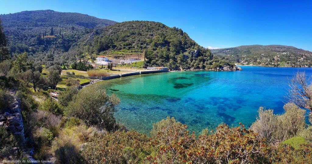 - une vue sur un lac avec des montagnes en arrière-plan dans l'établissement Villa Glyfos, à Kerveli