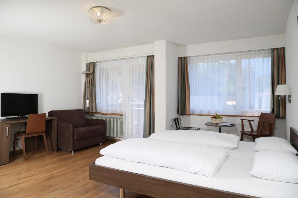 Postel nebo postele na pokoji v ubytování Hotel Crystal Interlaken