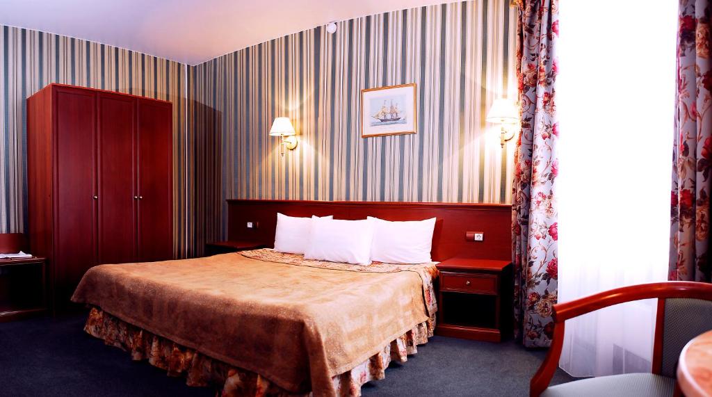 Best City Hotel tesisinde bir odada yatak veya yataklar