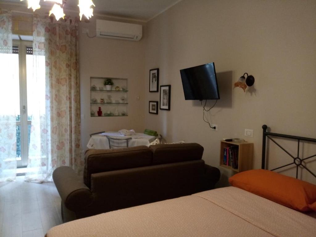 ナポリにあるSan Nicola Apartmentのリビングルーム(ソファ、薄型テレビ付)