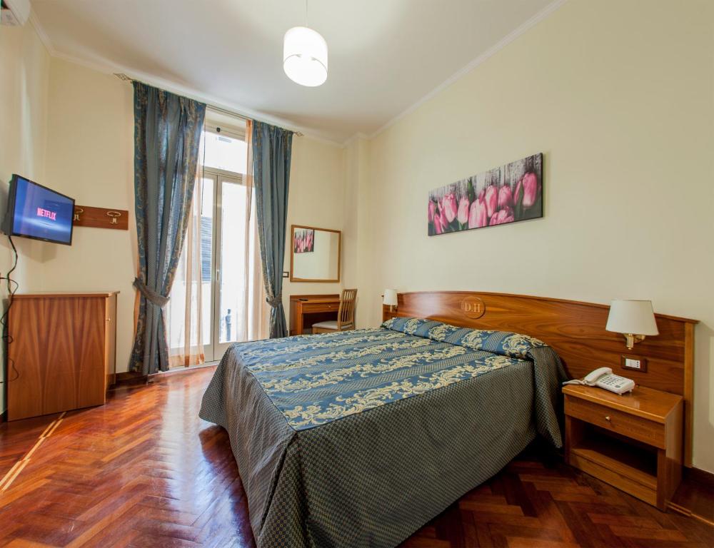 ローマにあるホテルドムス プラトリアのベッドルーム(ベッド1台、テレビ付)