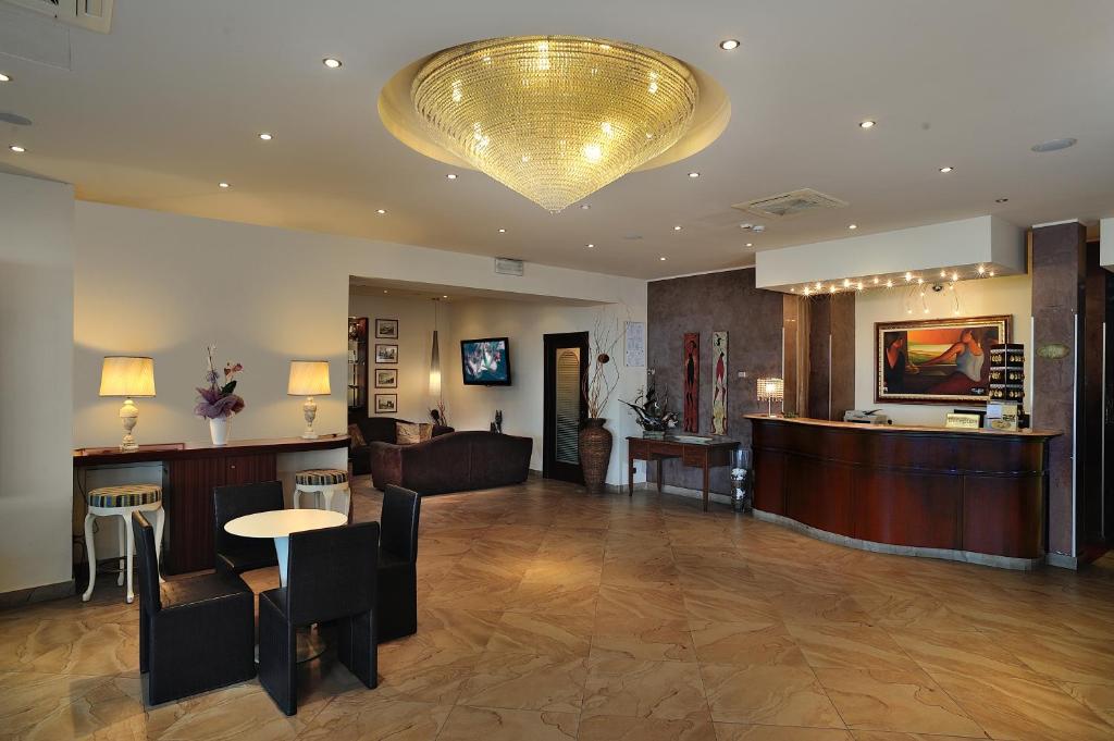 un vestíbulo de un hotel con una gran lámpara de araña en Hotel Bridge en Bellaria-Igea Marina