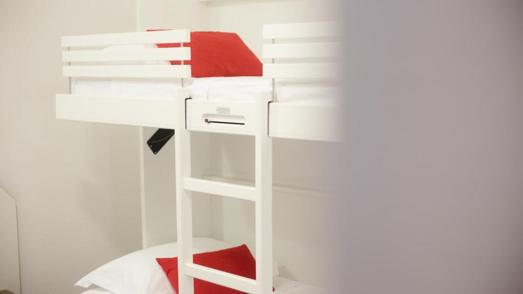 Palanda nebo palandy na pokoji v ubytování Hôtel Napoléon