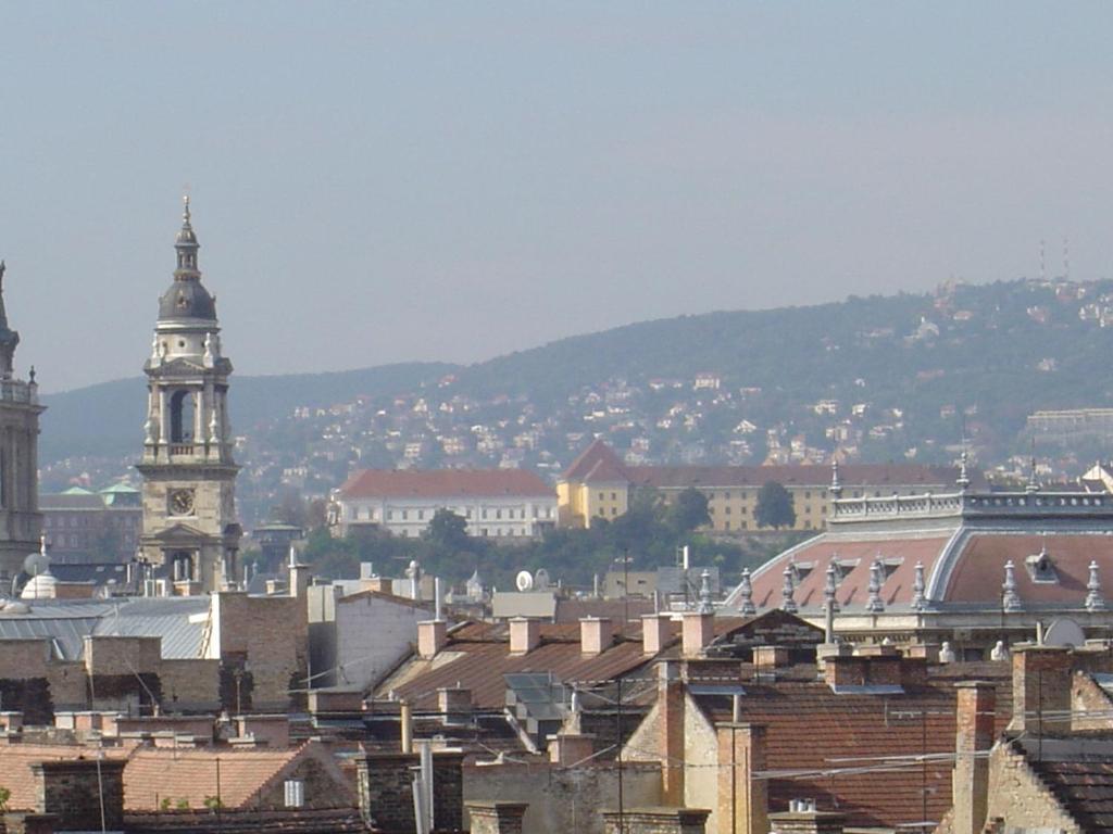 ブダペストにあるHoliday on top City Centerの時計塔を背景にした都市