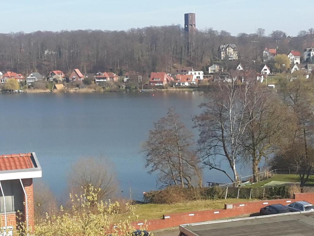 uitzicht op een groot meer in een stad bij Traumhafte Ferienwohnung in Ratzeburg