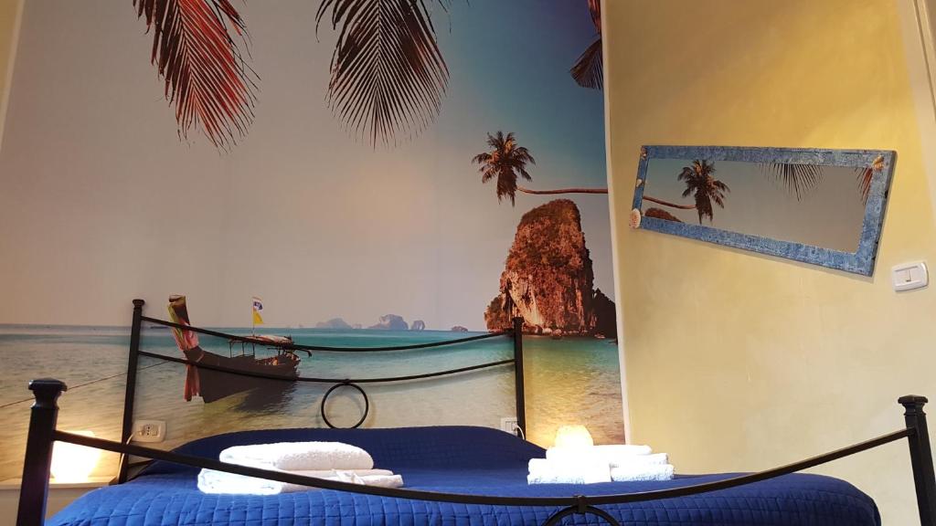ローにあるBed Rho Fiera - Milano Galeazziのベッド1台とボート1台が備わる客室です。
