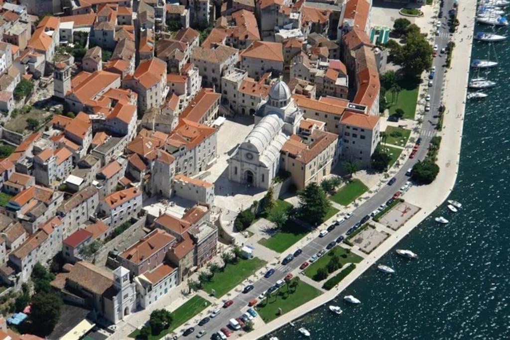 Výhľad na mesto Šibenik alebo výhľad na mesto priamo z vily