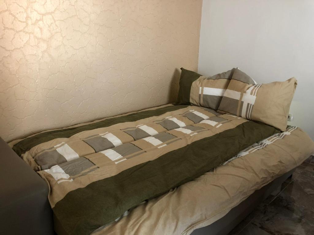เตียงในห้องที่ Revolution Apartment