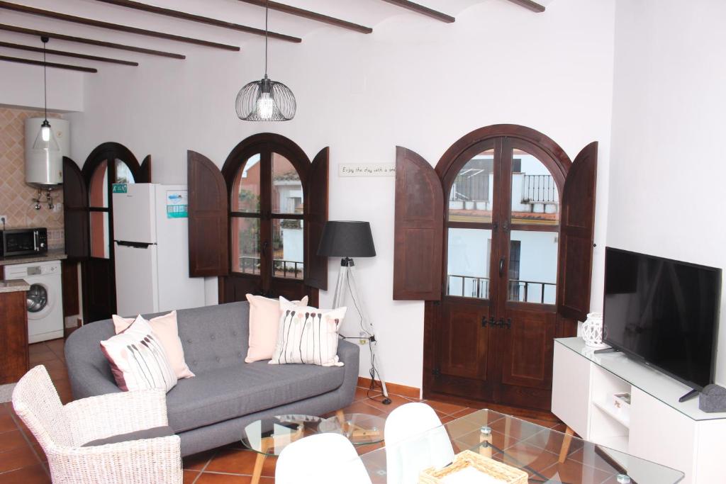 a living room with a couch and a tv at El Capricho de San Fernando, Consigna gratis y Parking a 200mts in Córdoba