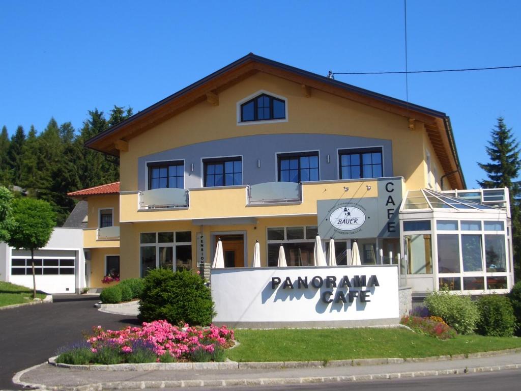 een gebouw met een bord ervoor bij Pension Panoramablick in Pfarrkirchen im Mühlkreis
