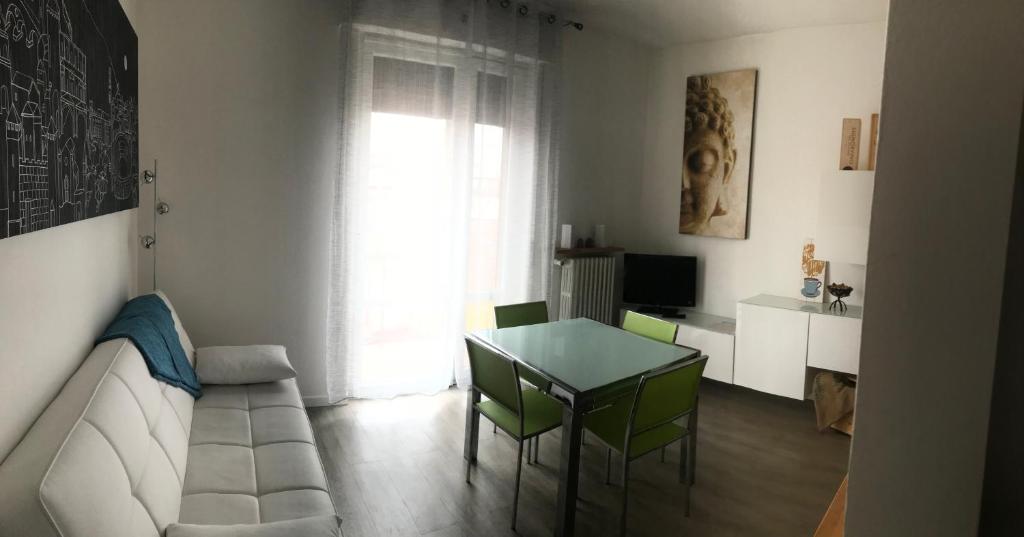 Televízia a/alebo spoločenská miestnosť v ubytovaní Appartamenti Giada