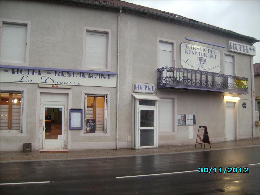 un edificio al lado de una calle en Terroir et Tradition A La Ducasse, en Coussey