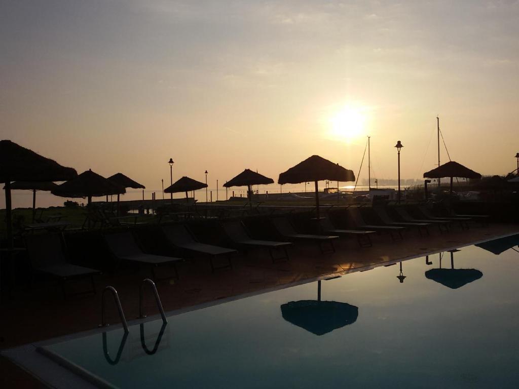 Východ nebo západ slunce při pohledu z hotelu nebo okolí