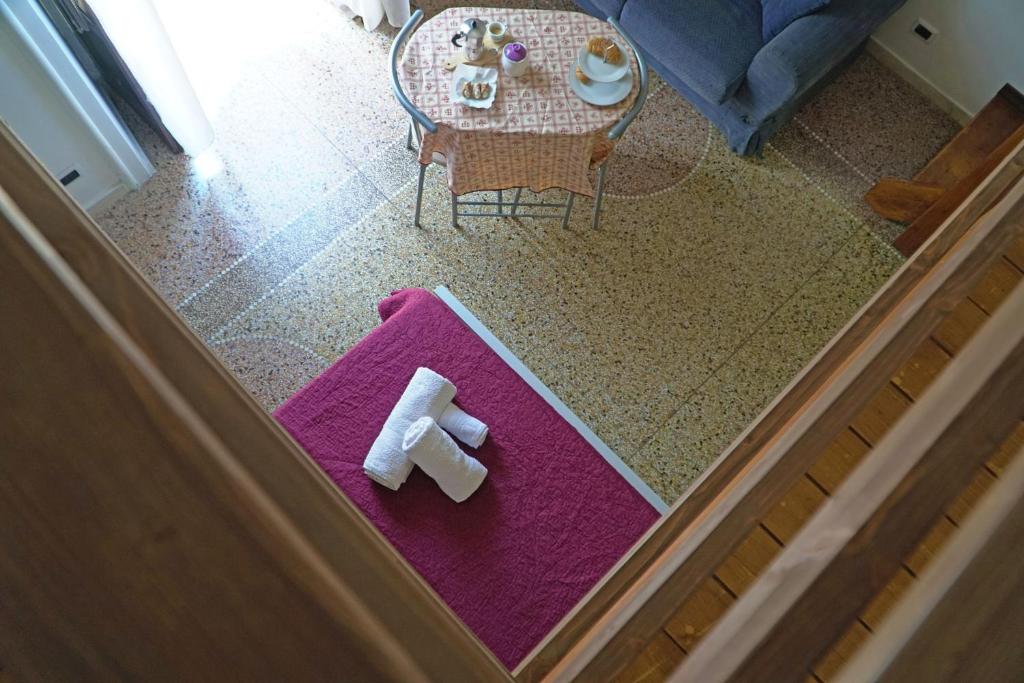una vista sul soffitto di una camera con tavolo e croce di Appartamento Taranto a Taranto
